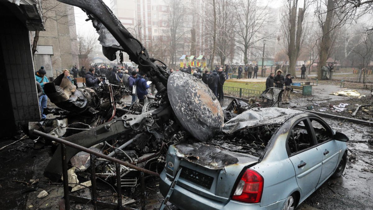 Restos del helicóptero estrellado cerca de una guardería en la ciudad de Brovary, en la región de Kyiv.