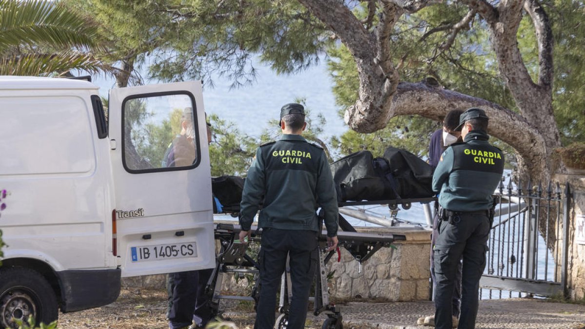 Agentes de la Guardia Civil tras rescatar el cuerpo sin vida de la mujer, que tenía 56 años.