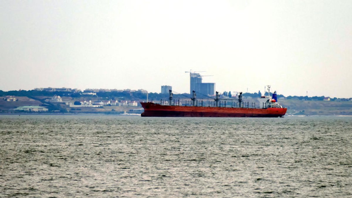 Imatge d’un vaixell de càrrega de gra ucraïnès al port d’Odessa.