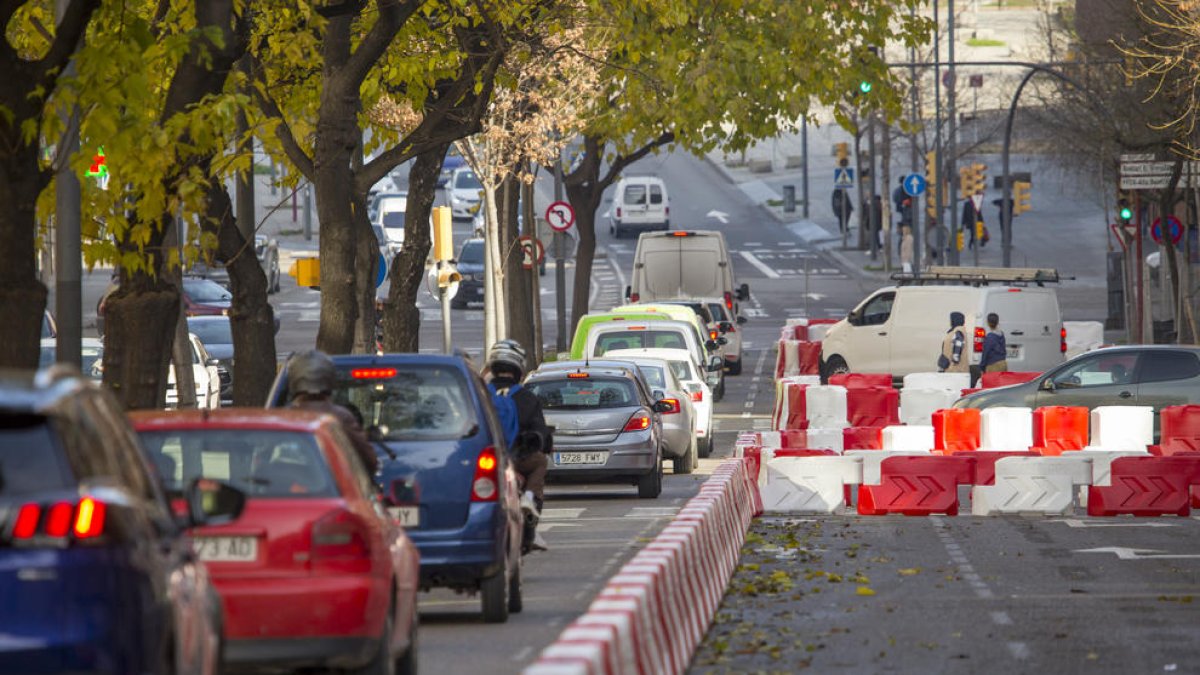 Prat de la Riba, con un carril abierto hacia Príncep de Viana, ayer. 