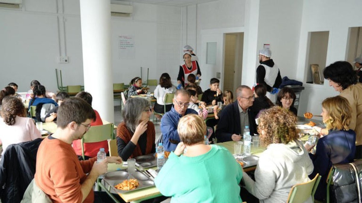 El alcalde, Miquel Pueyo, visitó ayer el nuevo comedor de la escuela.