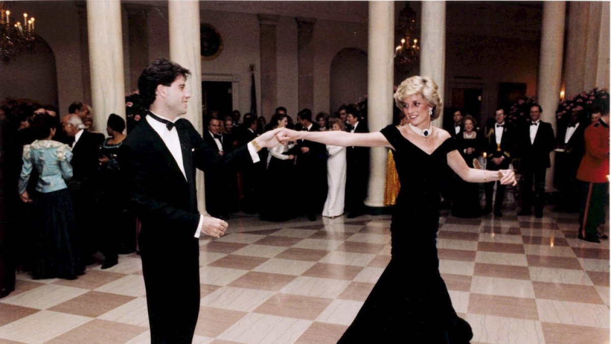 La princesa del poble - Imatge icònica presa l’any 1985 de Diana de Gal·les ballant amb l’actor nord-americà John Travolta durant una festa a la Casa Blanca oferta per Ronald Reagan i la seua dona Nancy. Lady Di va ser la dona més fotografi ...
