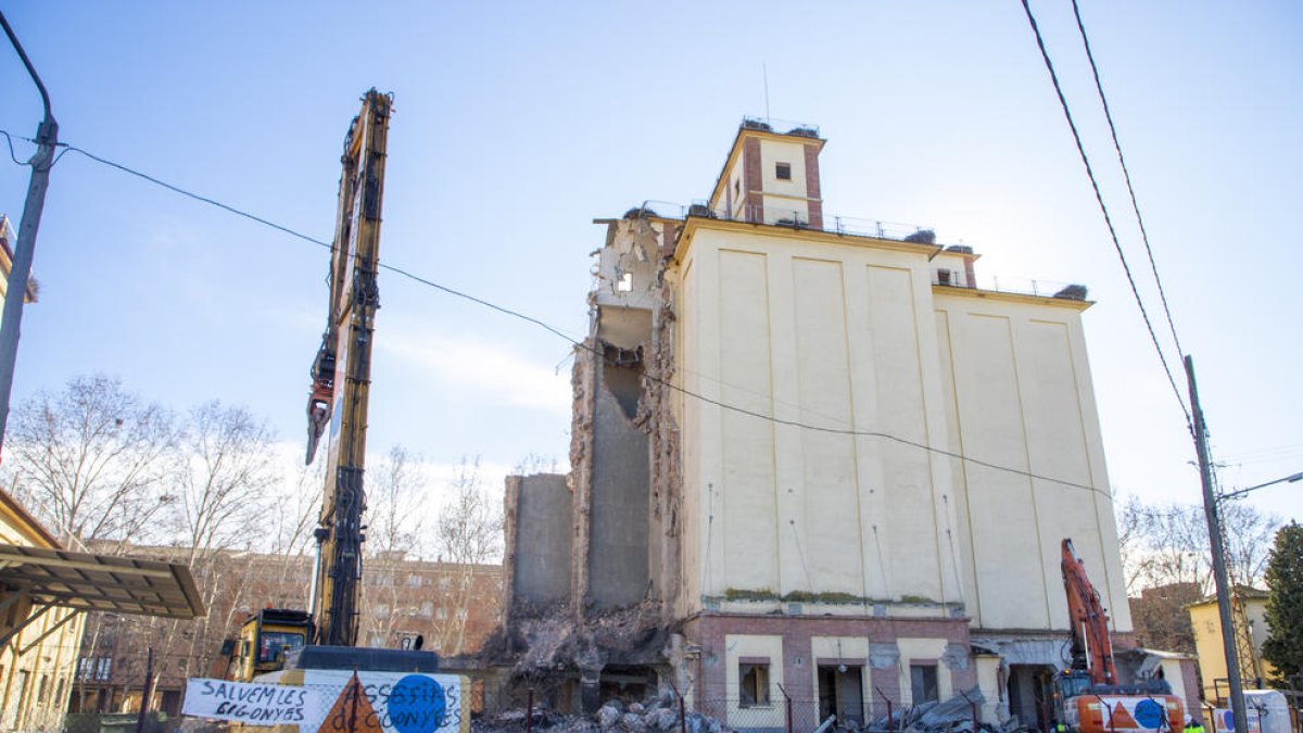 La demolició de les sitges del Senpa va seguir ahir normalment.