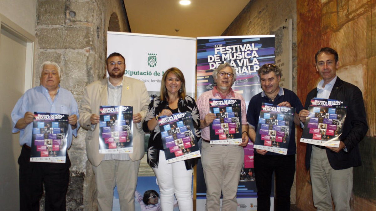 A l'esquerra, Sabarich presentant l'edició 18 del festival.