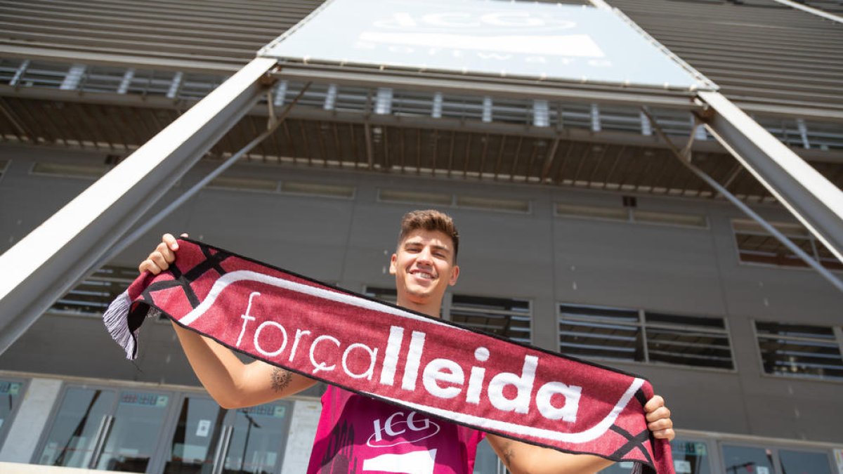 Jaume Lobo, ayer con la camiseta y la bufanda del ICG Força Lleida, ante el Barris Nord.