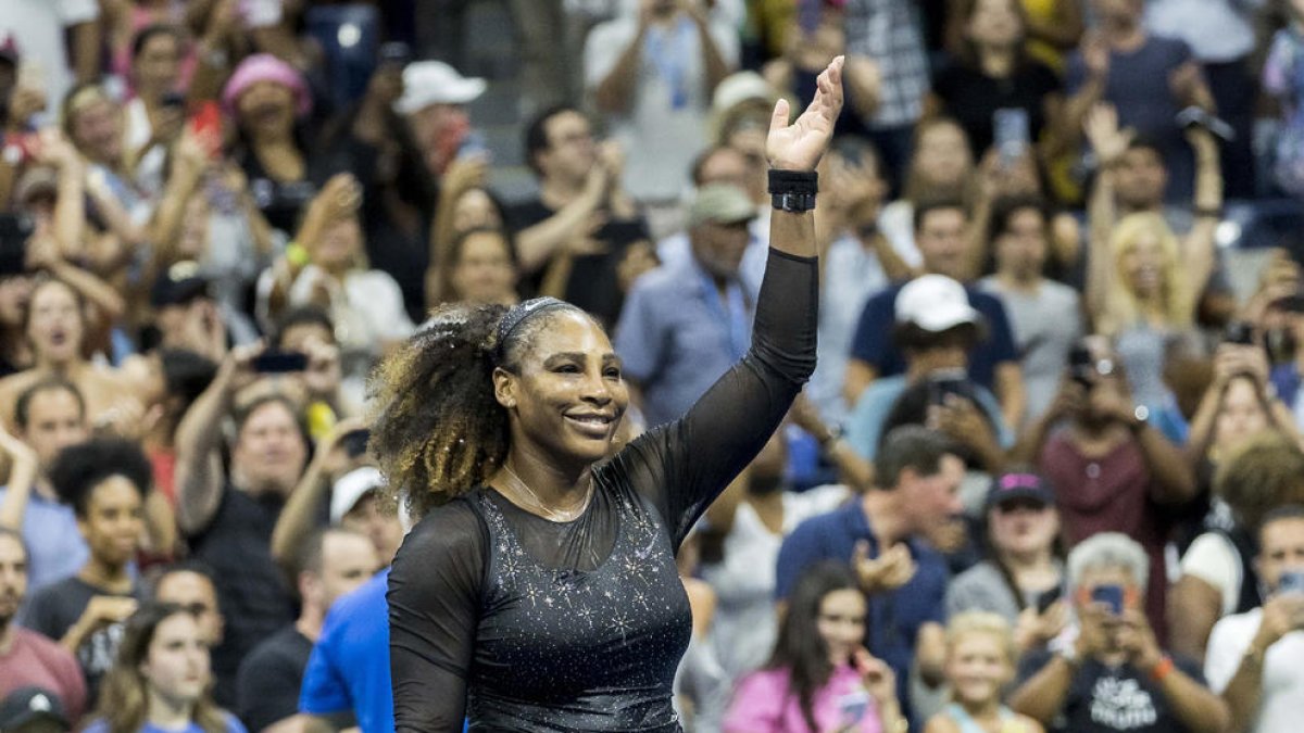 Serena Williams saluda a la afición tras su victoria.