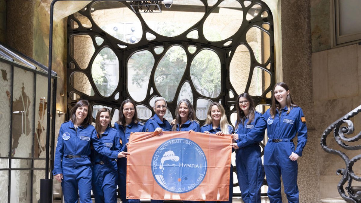 Imatge de grup de la tripulació de la primera missió Hypatia, entre elles la lleidatana Carla Conejo.