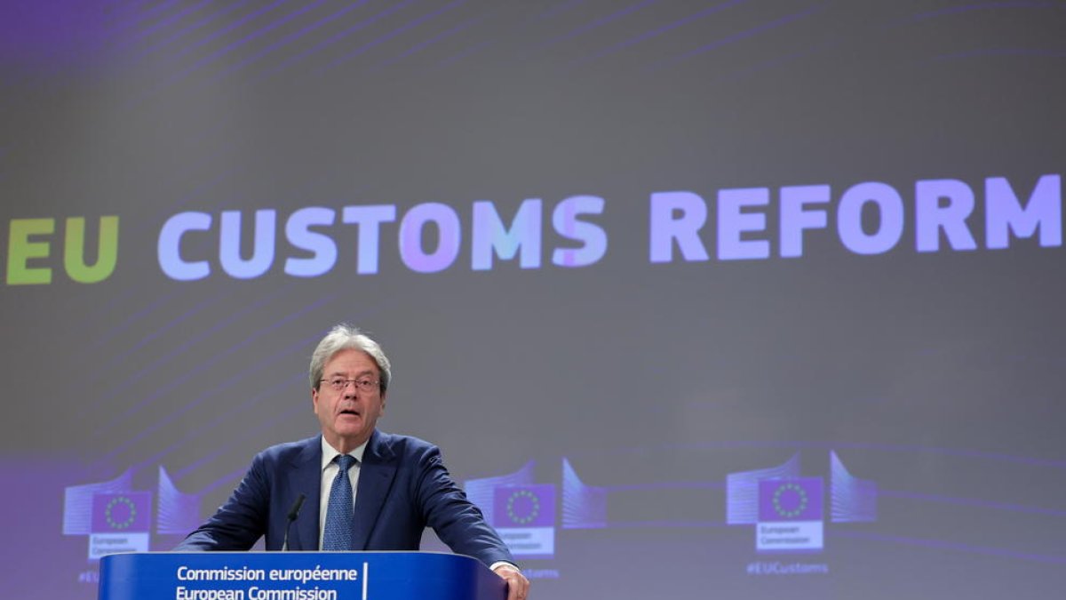 El comisario europeo de Economía, Paolo Gentiloni, explica en rueda de prensa la reforma de la Unión Aduanera de la UE