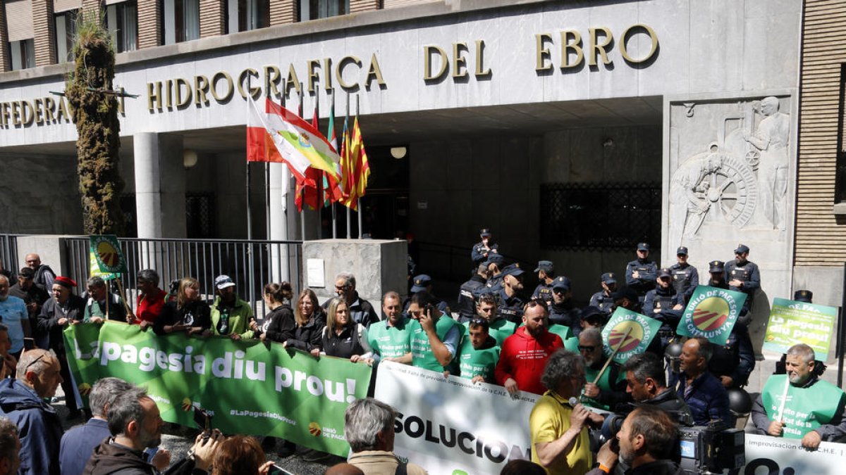 Protesta de UP el martes delante de la CHE en Zaragoza.