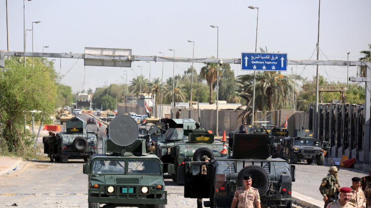 Les forces de seguretat iraquianes vigilen la retirada dels partidaris del clergue Muqtada al-Sadr.