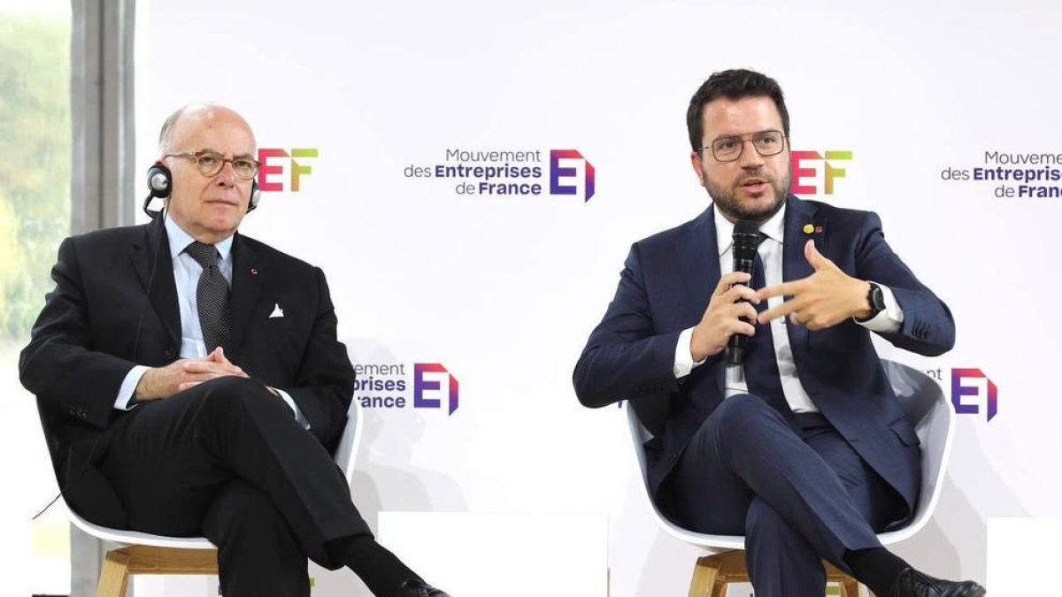 L’exprimer ministre francès Bernard Cazeneuve i el president Aragonès, ahir a París.