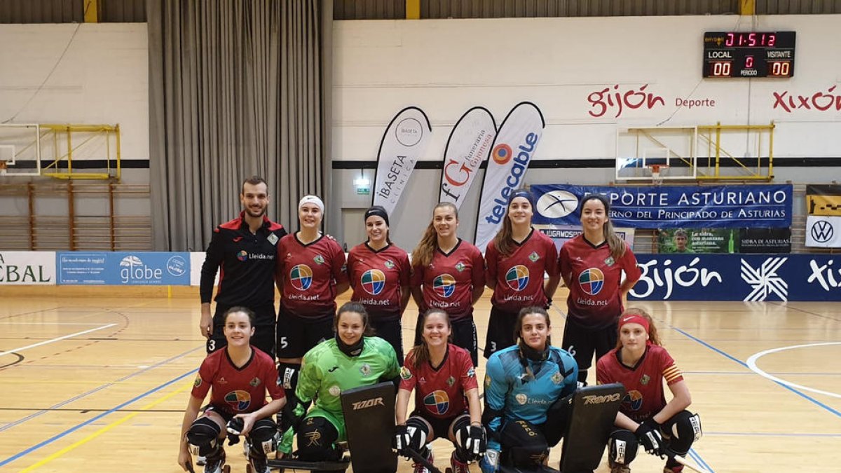 Las jugadoras del Alpicat antes de arrancar el partido de ayer en la pista del Gijón.