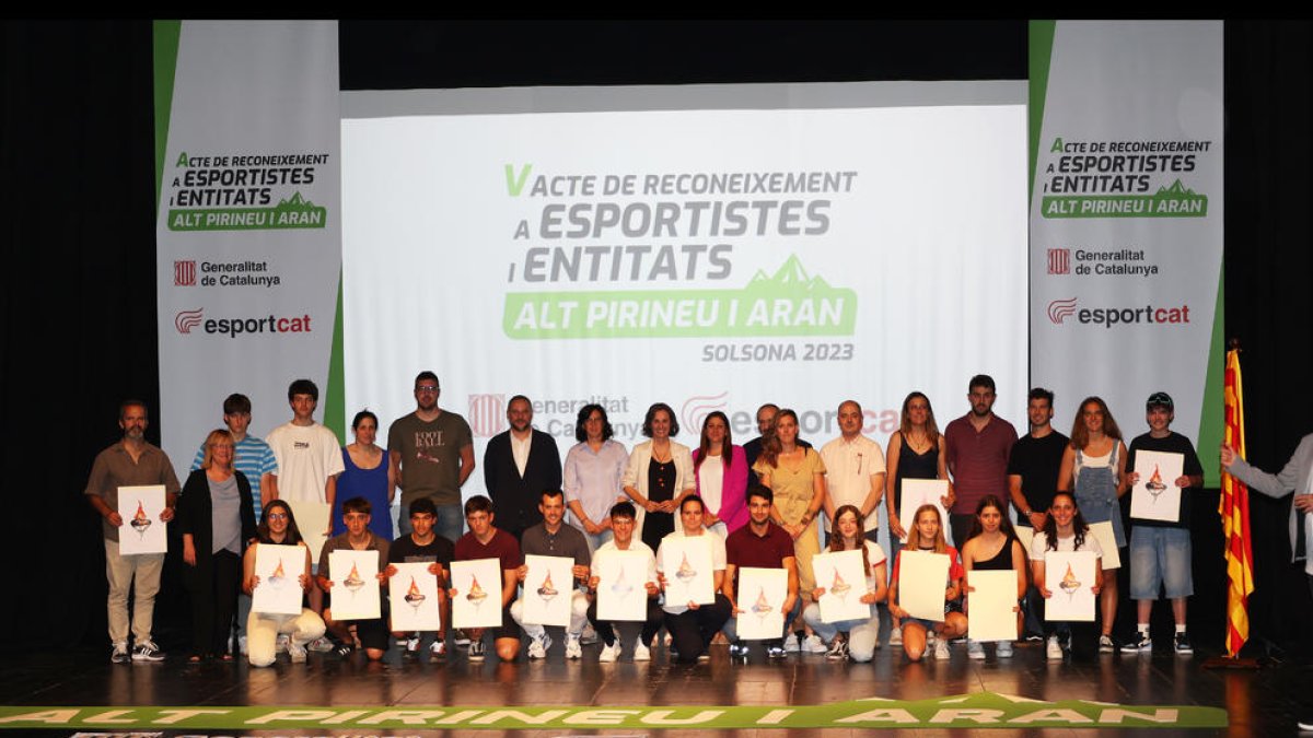 Els esportistes premiats i les autoritats, ahir durant l’acte de reconeixement a Solsona.