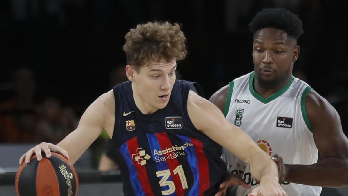 El jugador del Joventut Andrés Feliz defiende al azulgrana Rokas Jokubaitis durante el partido de ayer.