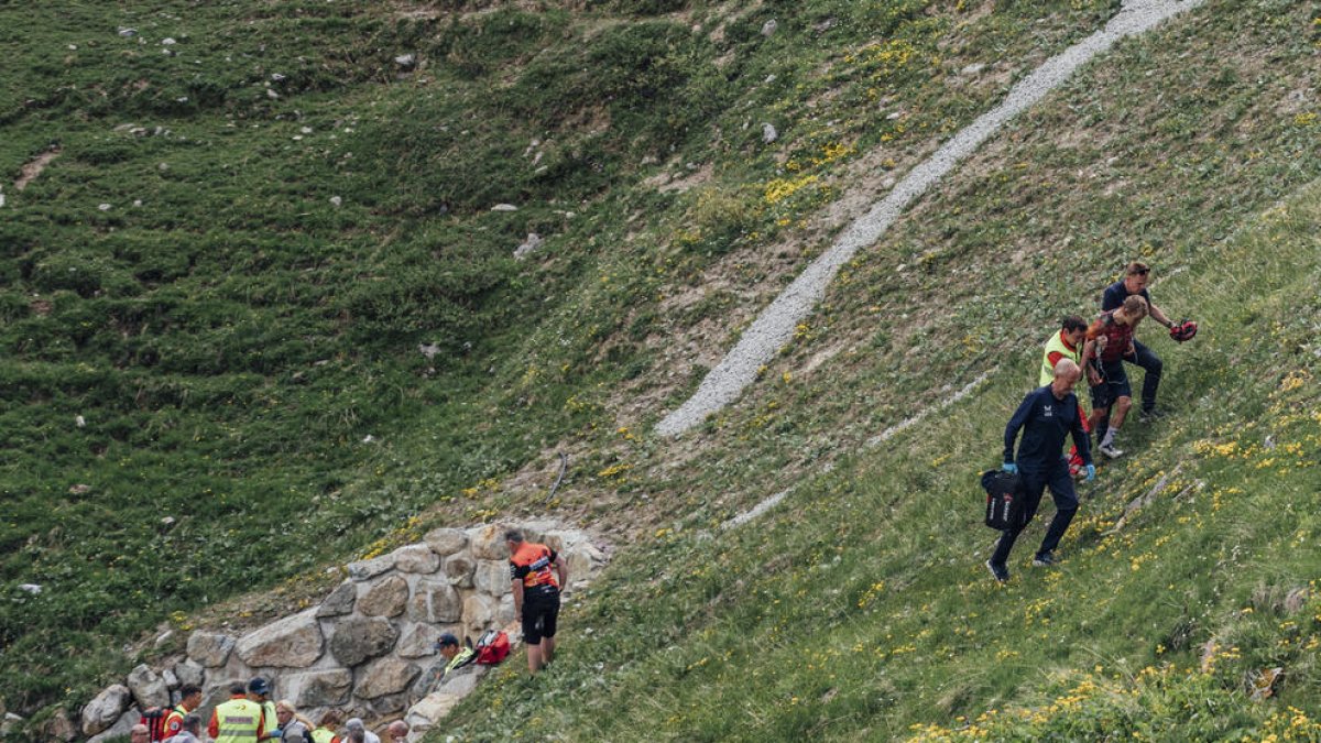 Gino Mäder va caure per un barranc durant l’etapa de dijous.