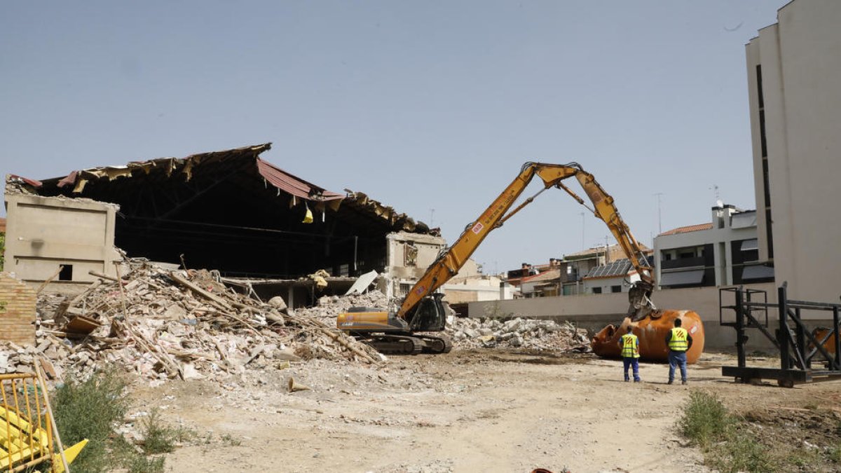 Los trabajos previos arrancaron el viernes y ayer empezaron a demoler la antigua fábrica. 