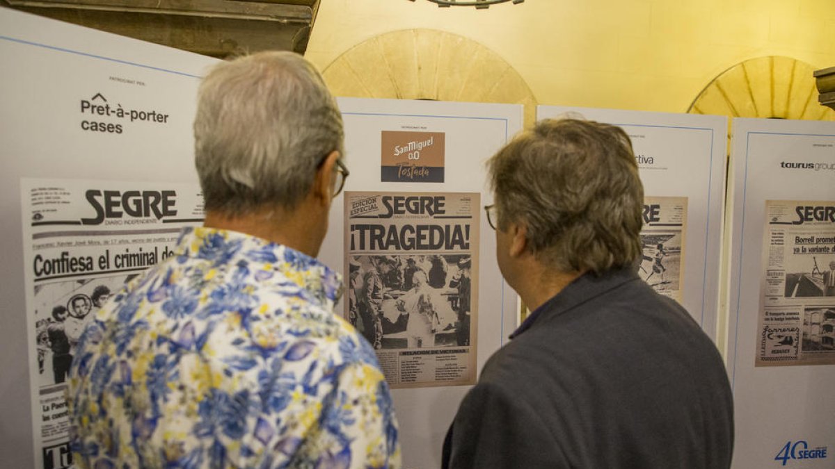 Uno de los visitantes en la inauguración de la exposición.