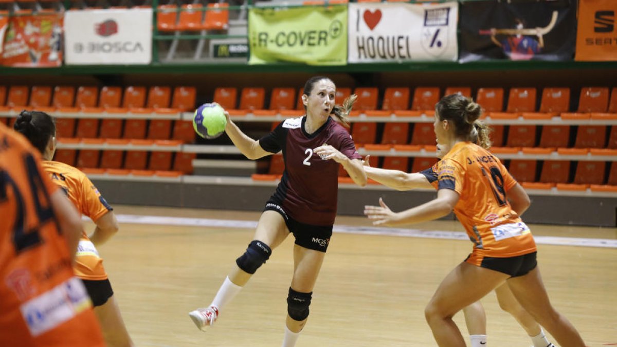 La jugadora del Lleida Montse Escala es disposa a llançar ahir durant el partit.