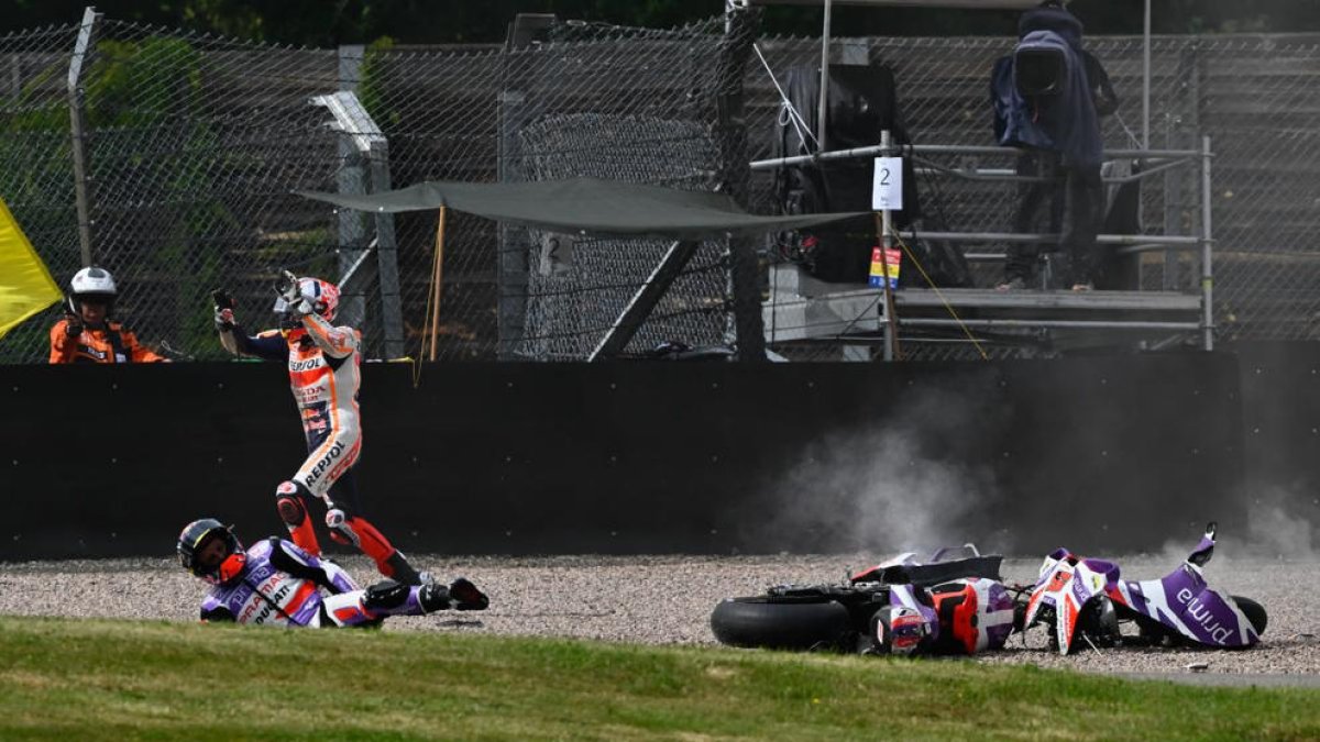 Márquez i Zarco, poc després de l’accident.