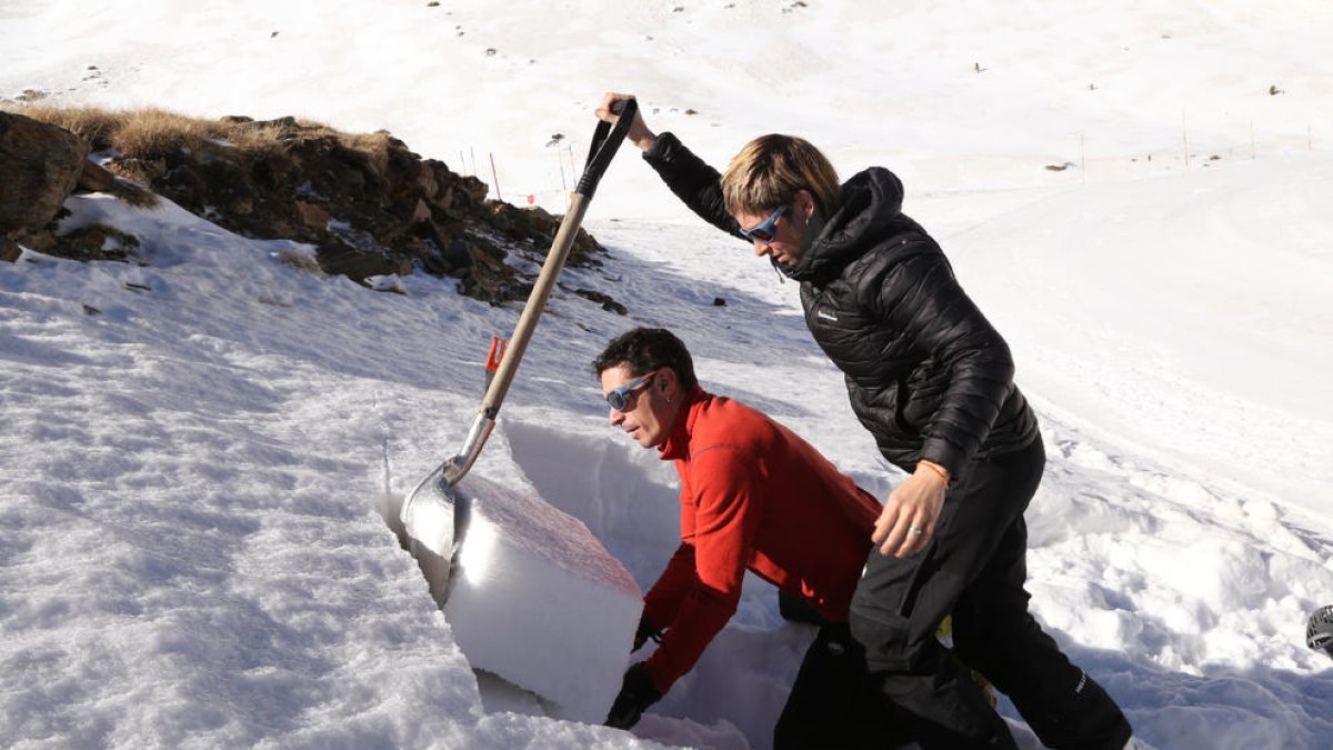 Trabajadores de Tavascan haciendo bloques de nieve en la zona alta de la estación