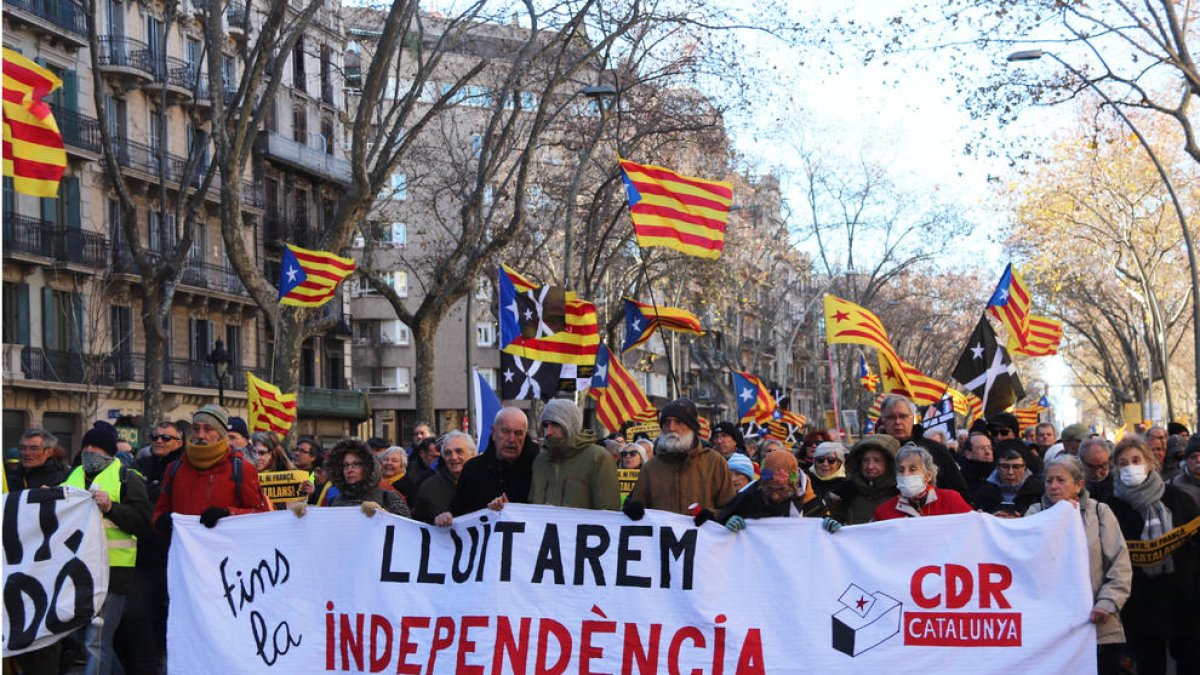 Capçalera de la manifestació convocada pels CDR en contra de la cimera hispanofrancesa