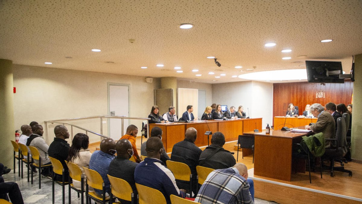 Imagen de los trece condenados ayer en la Audiencia de Lleida. 