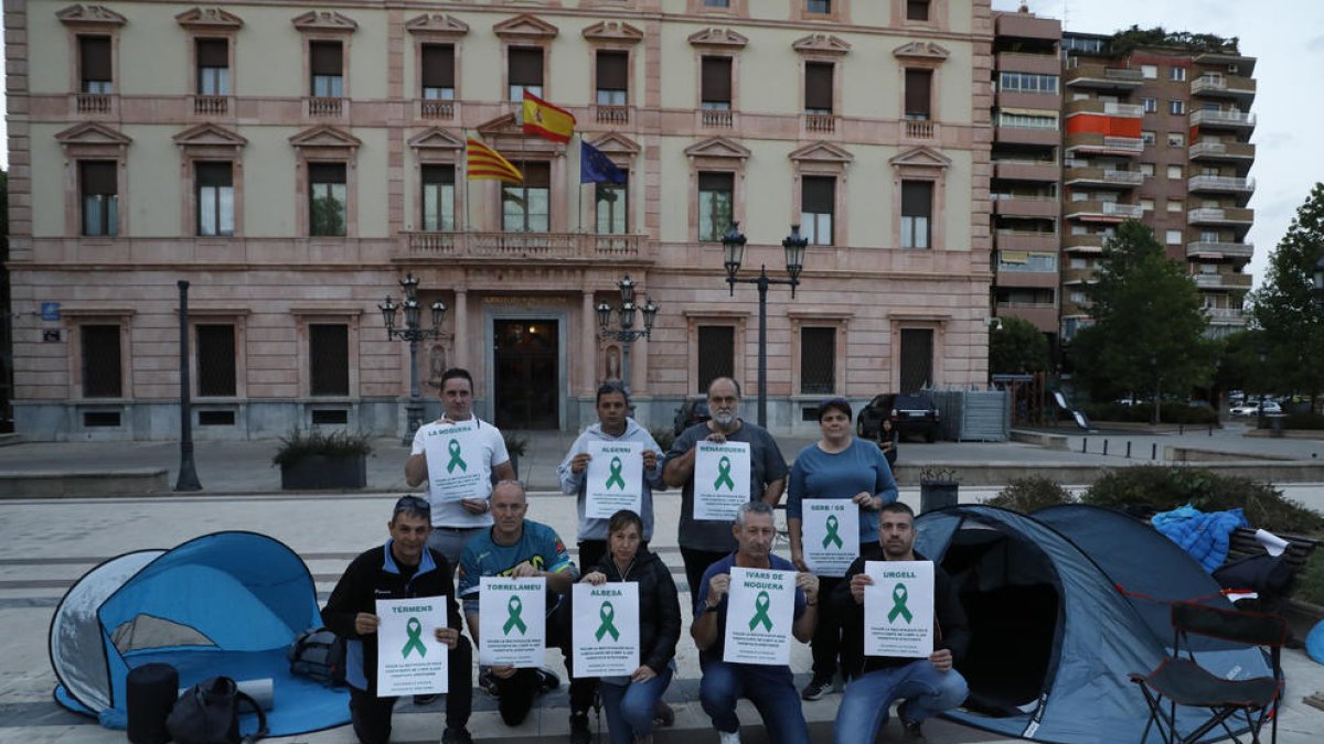 Los manifestantes, casi todos de ERC, al inicio de la acampada ayer ante la subdelegación del Gobierno.