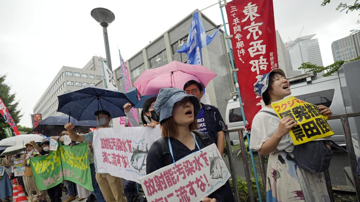 Protesta contra l’abocament d’aigua tractada de Fukushima davant del Parlament nipó.