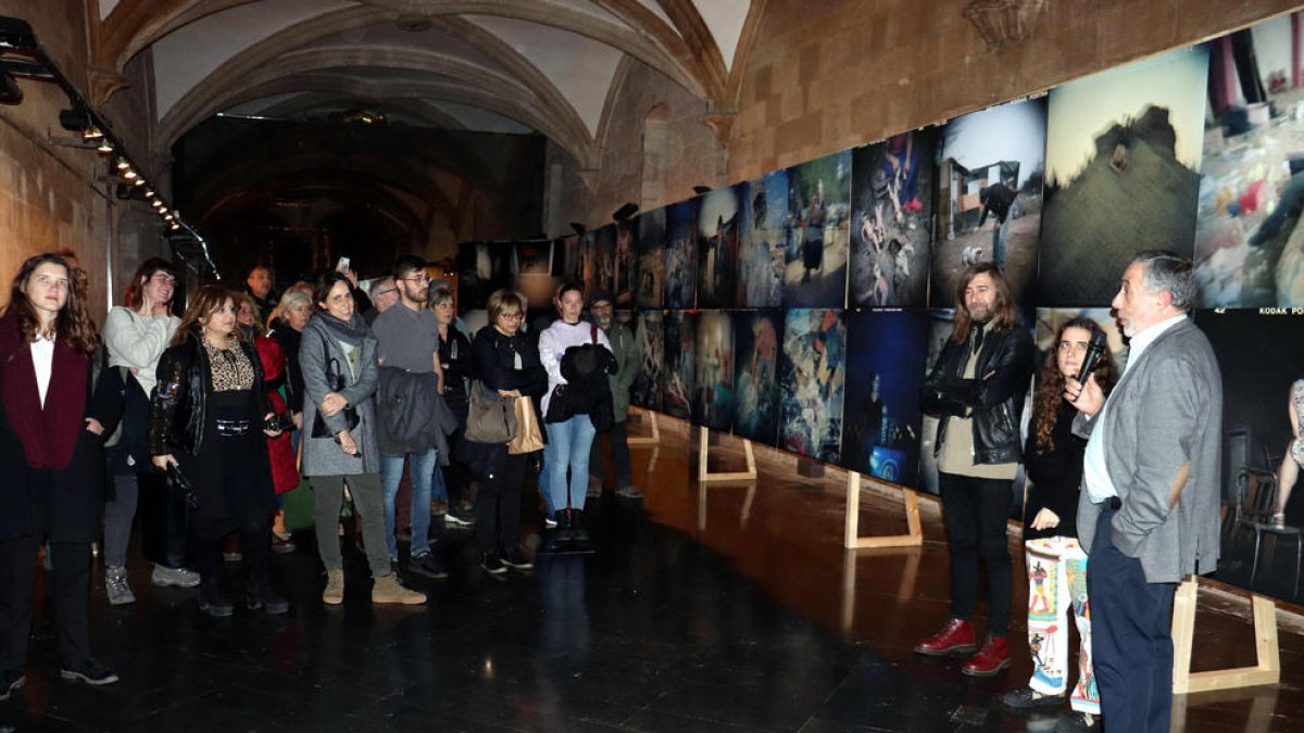 Núria Roselló inauguró la exposición junto a Anselm Ros y el director del IEI, Joan Josep Ardanuy.