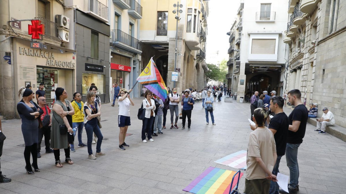 Concentración ayer convocada por Colors de Ponent en la plaza Paeria. 