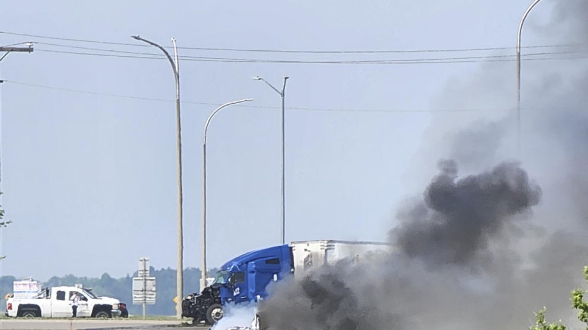 El autobús quedó calcinado tras embestirlo el camión.