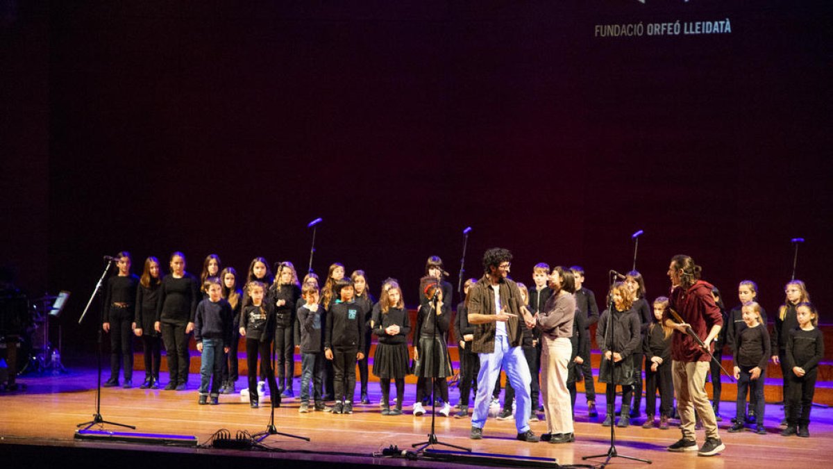 Corales del Orfeó Lleidatà y escuelas asociadas, con actores de Inhabitants ayer en el Auditori de Lleida.