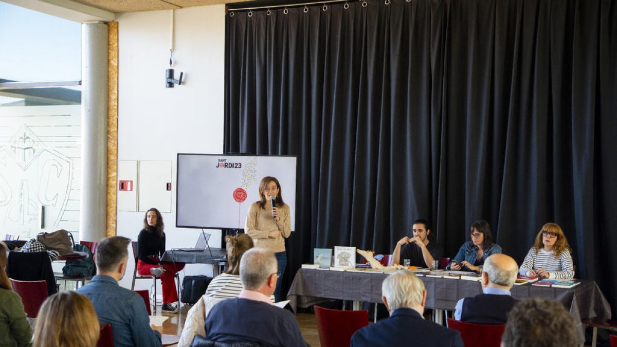 Presentación de los nuevos títulos de Pagès Editors, ayer en el Sícoris Club de Lleida.