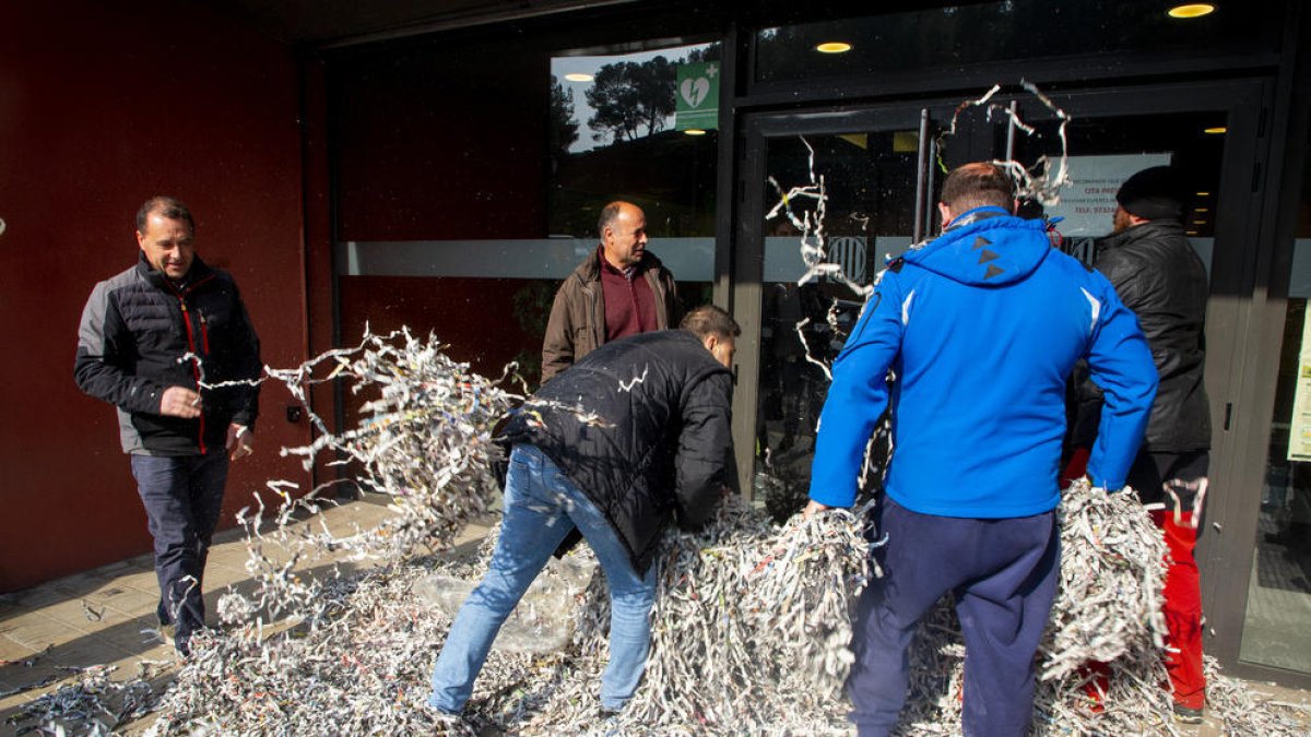 Momento en el que arrojaron papeles triturados frente a la entrada de la sede de Acción Climática.