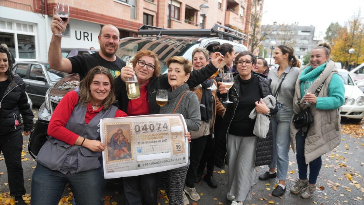 Premiats amb el segon celebren la seua sort a l’administració on van comprar els dècims, a Mungia.