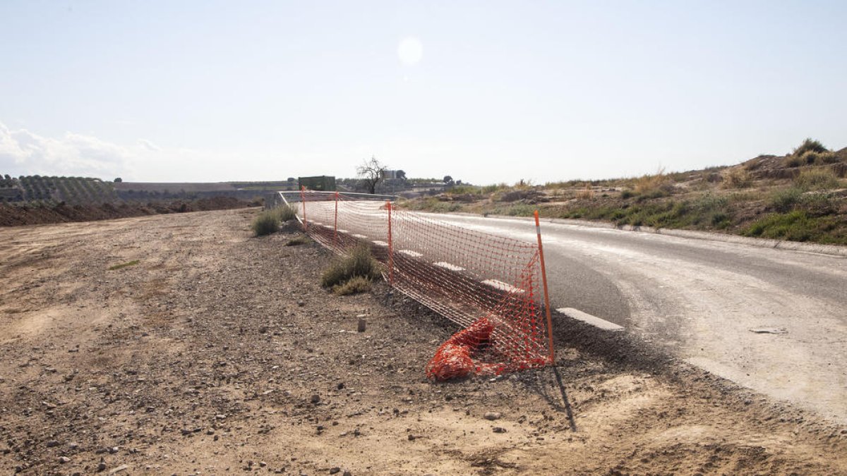 Imagen de los primeros movimentos de tierras para desplazar un tramo de la carretera. 