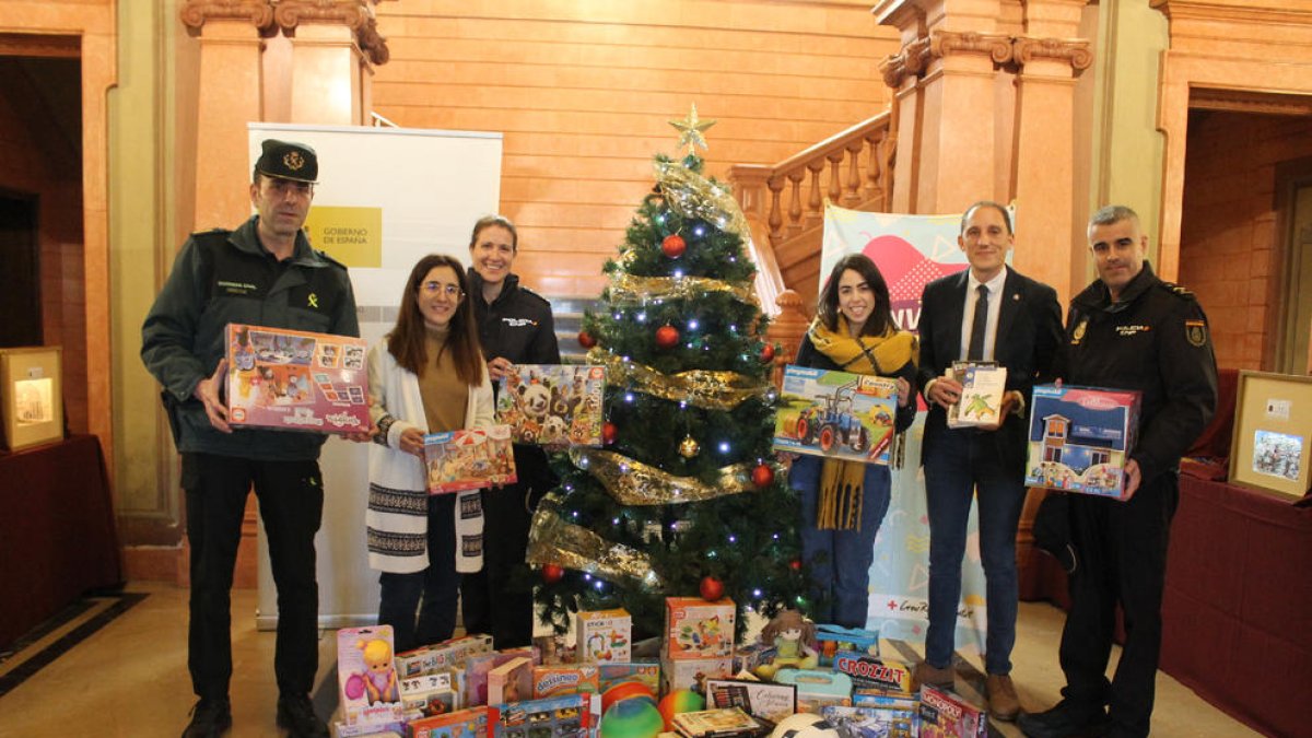 José Crespín, junto a representantes de Policía Nacional, Guardia Civil y Creu Roja.