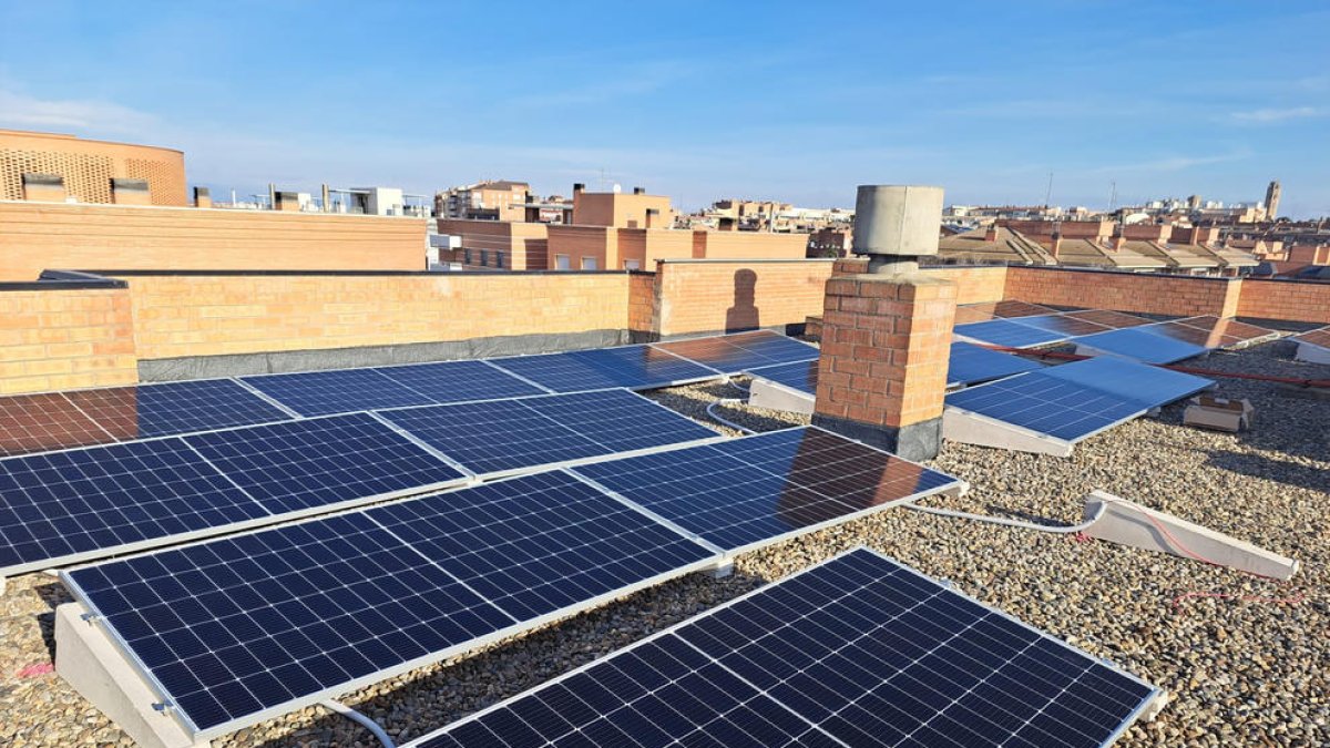 Paneles solares instalados en la cubierta de bloques de pisos de Lleida.
