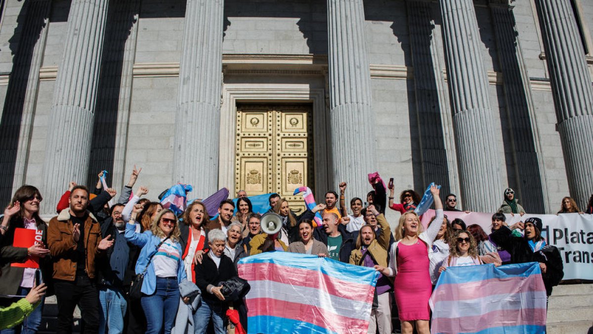 La ministra de Igualdad, Irene Montero, celebró ayer la aprobación de la ley trans con el colectivo LGTBI. 