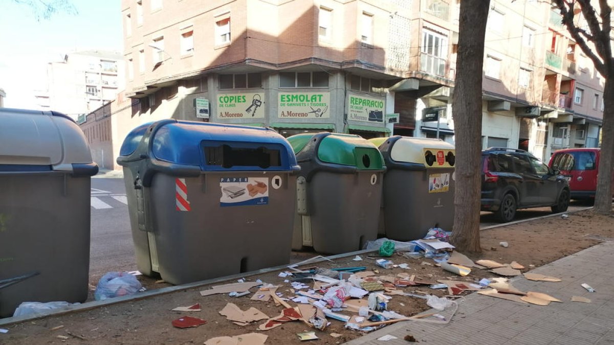 Escombraries tirades pel carrer al costat d’uns contenidors al barri de Pardinyes.