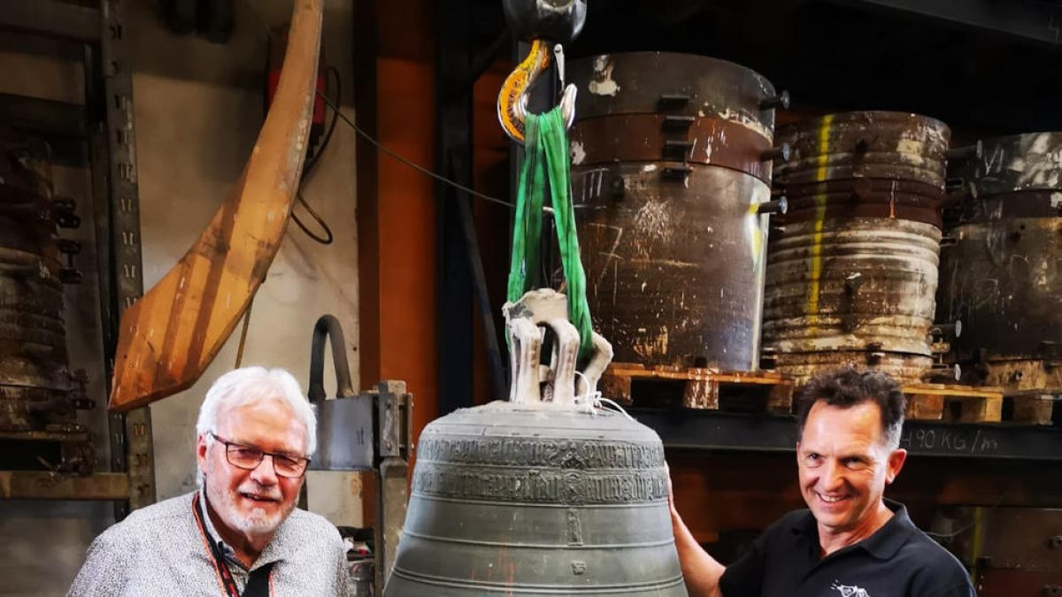 Josep Carvajal y Johannes Grassmayr con la campana Mònica.