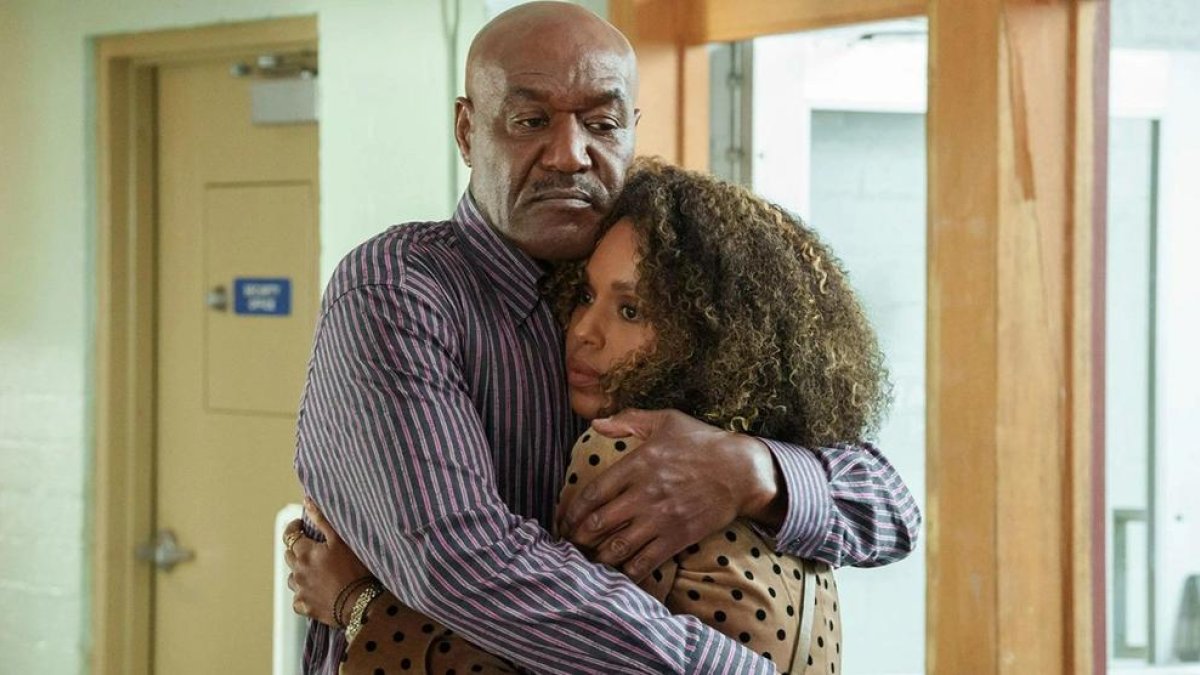 Edwin (Delroy Lindo) abraçant la seua filla Paige (Kerry Washington).