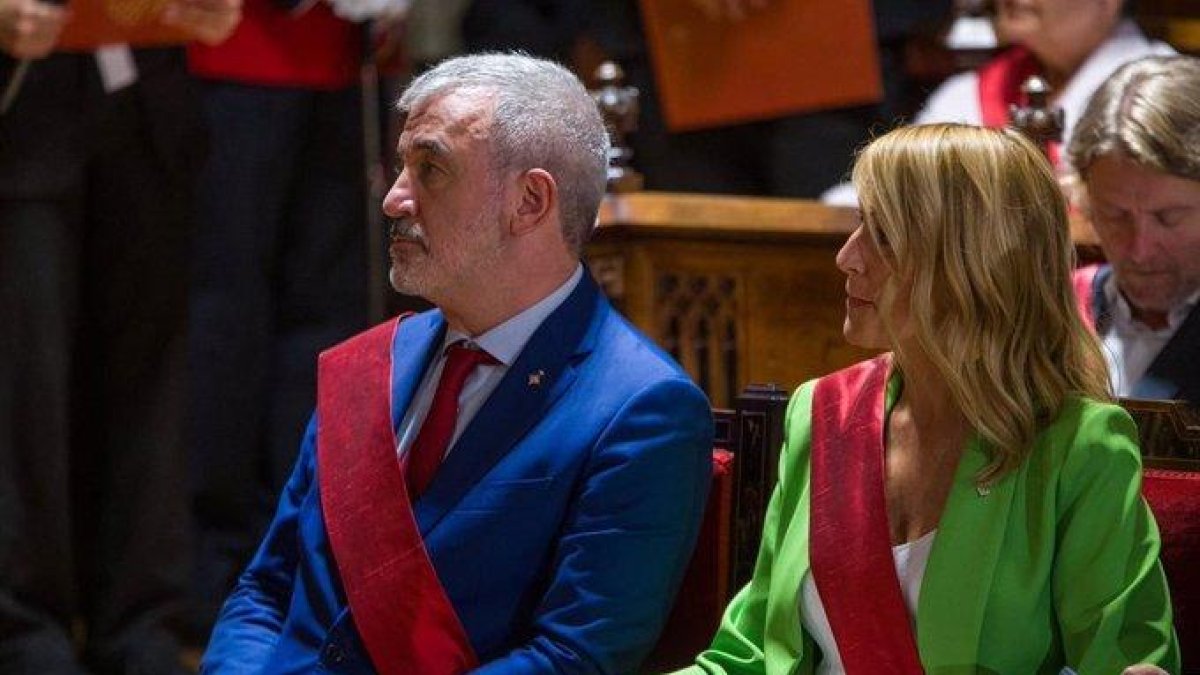El nou alcalde de Barcelona, Jaume Collboni, al costat de la regidora Maria Eugènia Gay, en el ple d'investidura a l'Ajuntament.