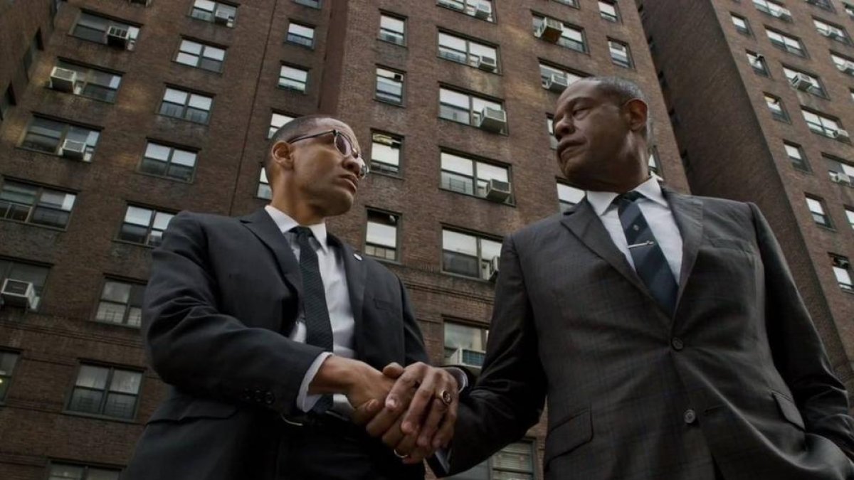 Malcolm X (Nigél Thatch) junto a Bumpy Johnson (Forest Whitaker).