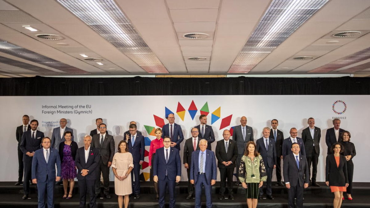 Els participants en la Reunión Ministerial Europea d'Afers Exteriors a Praga posen per a la foto de família aquest dimecres.