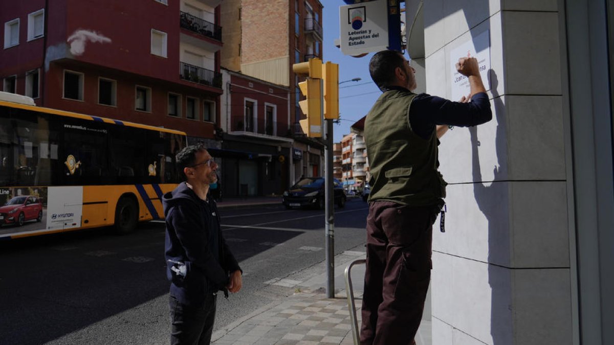 Col·locació de la placa a l’avinguda de Flix número 14.