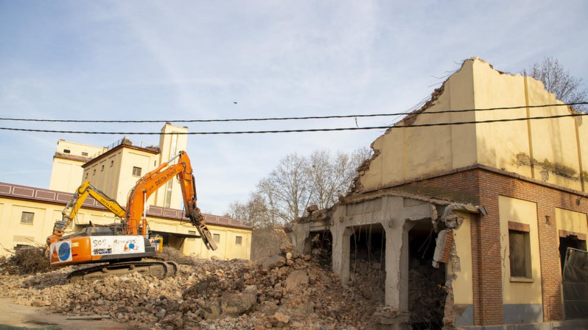 Imagen del pasado febrero de las obras de demolición de uno de los silos del Senpa para poder construir el albergue para temporeros. 