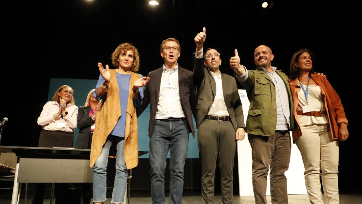 Feijóo amb Dolors Montserrat (a la seua dreta), Xavier Palau, Alejandro Fernández i Dolors López al teatre de l’Escorxador.
