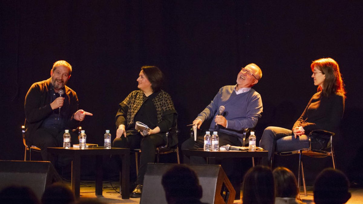 Carles Porta, Anna Sàez, Juan Cal i Eulàlia Pagès, en la presentació ahir de la novel·la ‘Crim al bancal’.