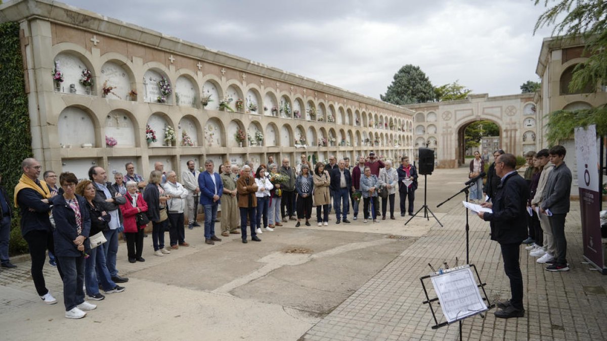El acto de homenaje tuvo lugar en el departamento Sant Jordi del cementerio municipal. 